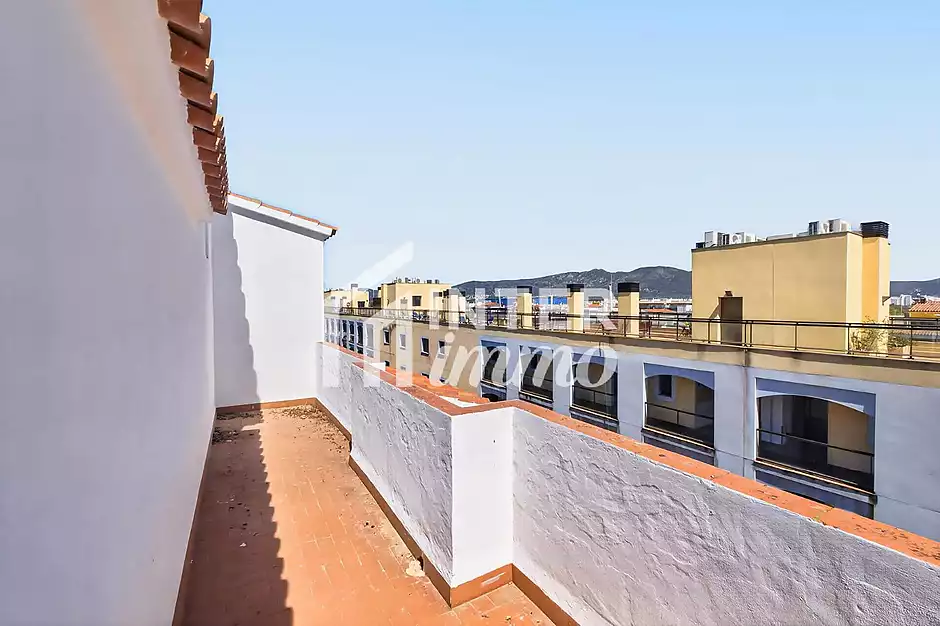 CAVALL DE MAR &Agrave;tic-d&uacute;plex amb gran terrassa, piscina privada i vistes al canal - foto 40 de 40