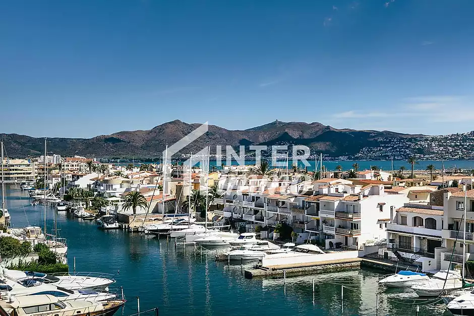 POBLAT TÍPIC Acollidor apartament al bell mig d’Empuriabrava i a només 400 m de la platja - foto 21 de 21