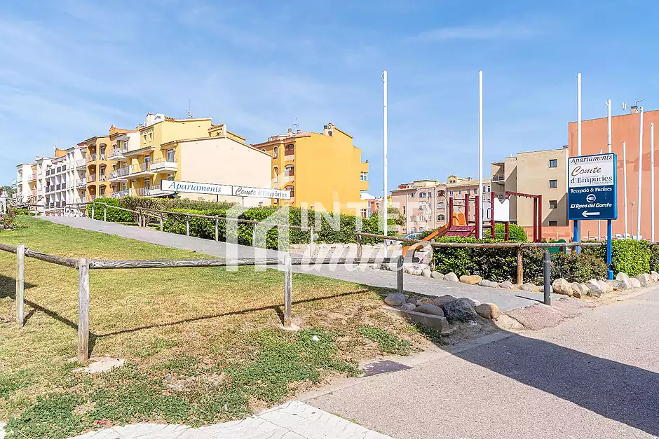GRAN RESERVA Encantador apartament a nom&eacute;s 50 metres de la platja, amb piscines i jardins comunitari - foto 24 de 35