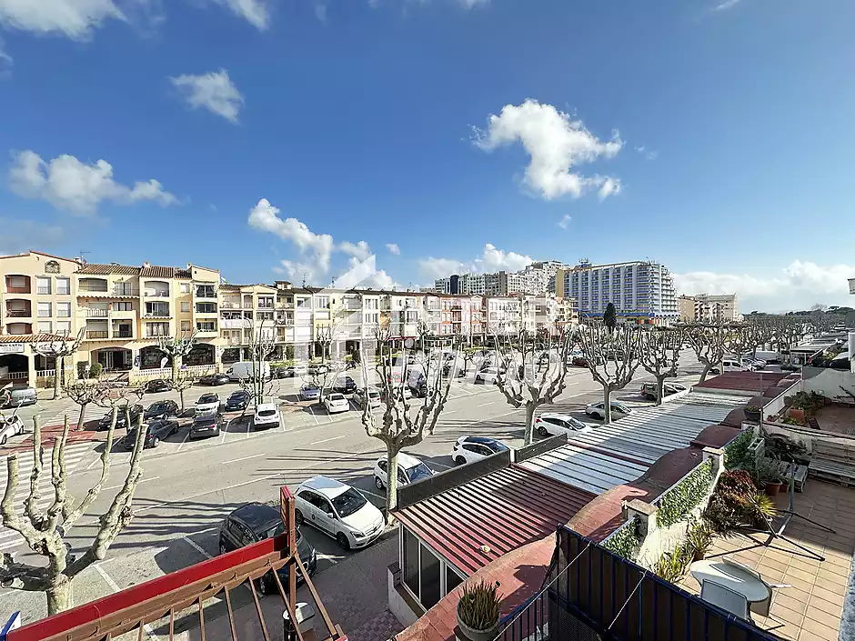 Spacious apartment next to the beach and shops - photo 1 of 14