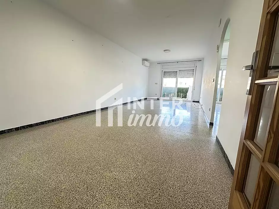 Spacious apartment next to the beach and shops - photo 2 of 14