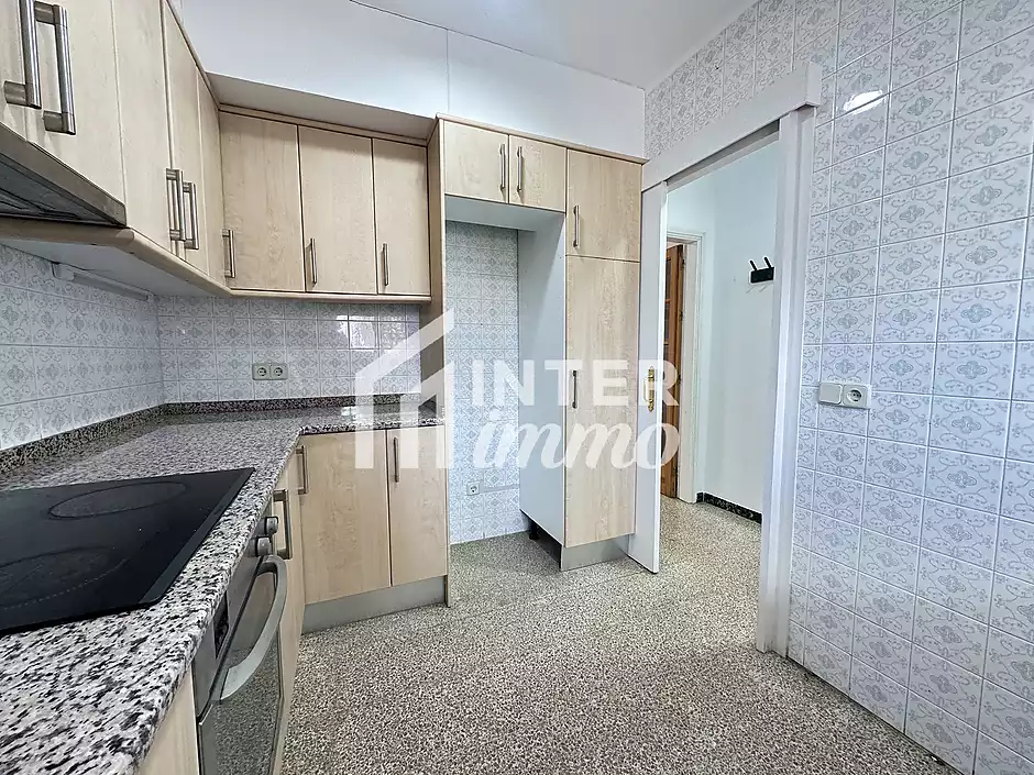 Spacious apartment next to the beach and shops - photo 3 of 14