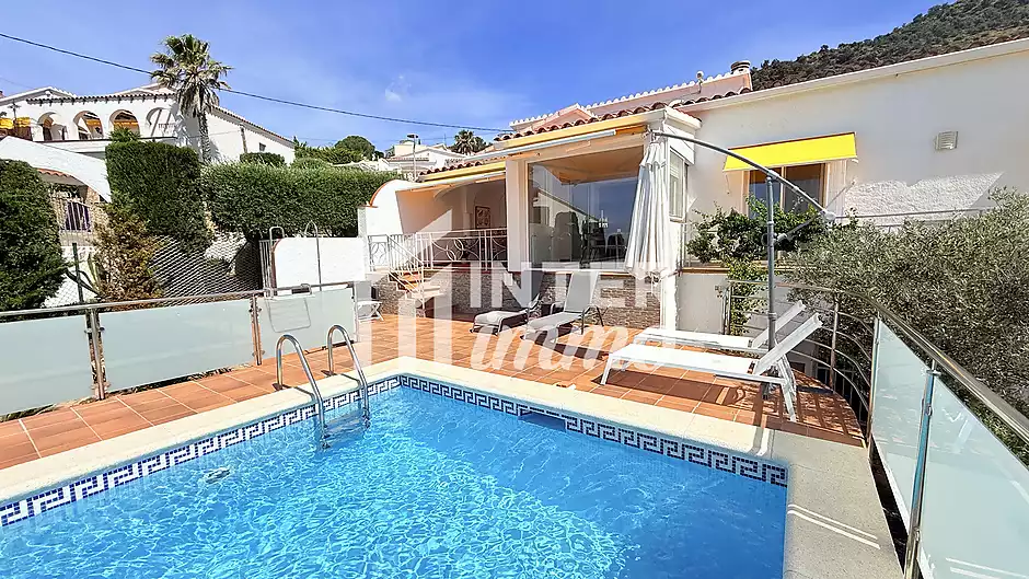 VILA PANOR&Agrave;MICA AMB VISTES AL MAR, PISCINA PRIVADA I GRAN JARD&Iacute; A MAS FUMATS - foto 2 de 36
