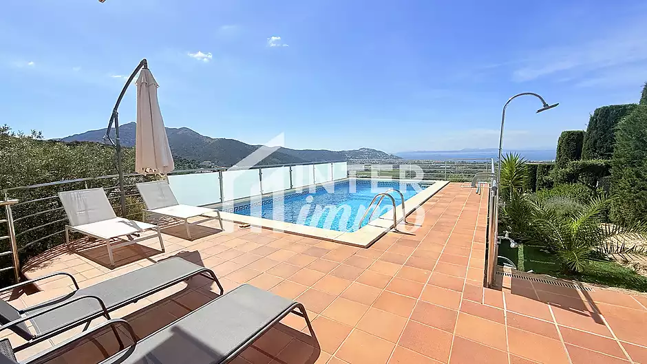 VILA PANOR&Agrave;MICA AMB VISTES AL MAR, PISCINA PRIVADA I GRAN JARD&Iacute; A MAS FUMATS - foto 3 de 36