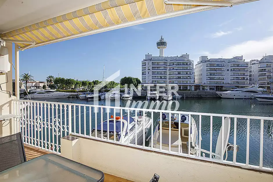 Bel appartement de vacances r&eacute;nov&eacute; &agrave; vendre au milieu d'Empuriabrava avec une superbe vue sur le can - photo 1 sur 34