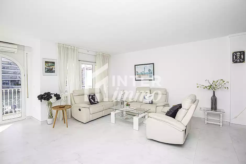 Bel appartement de vacances r&eacute;nov&eacute; &agrave; vendre au milieu d'Empuriabrava avec une superbe vue sur le can - photo 17 sur 34