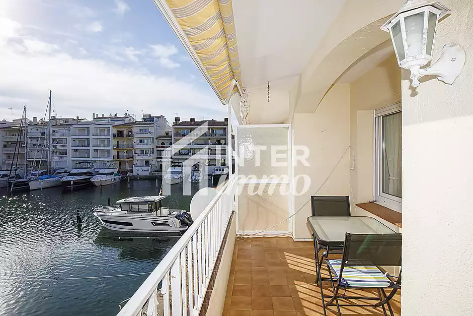 Bel appartement de vacances r&eacute;nov&eacute; &agrave; vendre au milieu d'Empuriabrava avec une superbe vue sur le can - photo 29 sur 34
