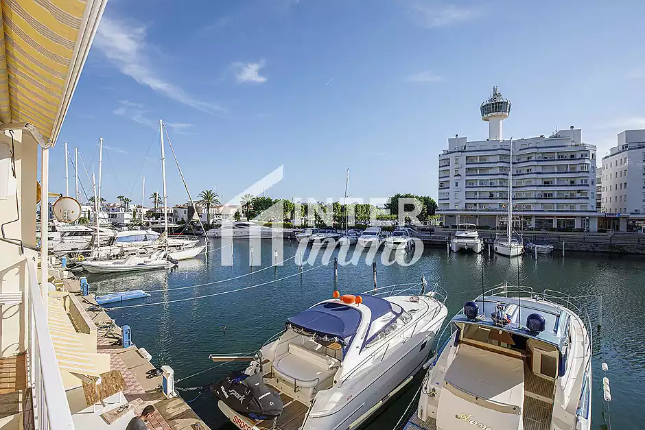 Bel appartement de vacances r&eacute;nov&eacute; &agrave; vendre au milieu d'Empuriabrava avec une superbe vue sur le can - photo 30 sur 34