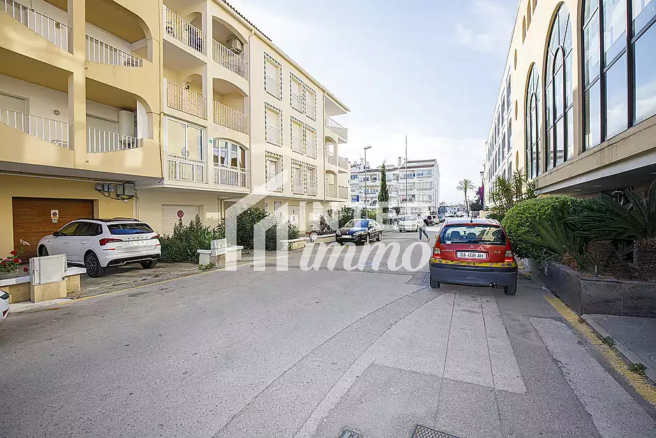 Bel appartement de vacances r&eacute;nov&eacute; &agrave; vendre au milieu d'Empuriabrava avec une superbe vue sur le can - photo 33 sur 34