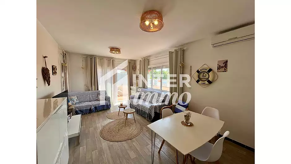 Acollidor apartament de 85 m&sup2; amb un ampli balc&oacute; a 250m de la platja a Empuriabrava. - foto 1 de 18