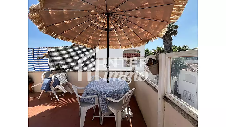 Acollidor apartament de 85 m&sup2; amb un ampli balc&oacute; a 250m de la platja a Empuriabrava. - foto 2 de 18