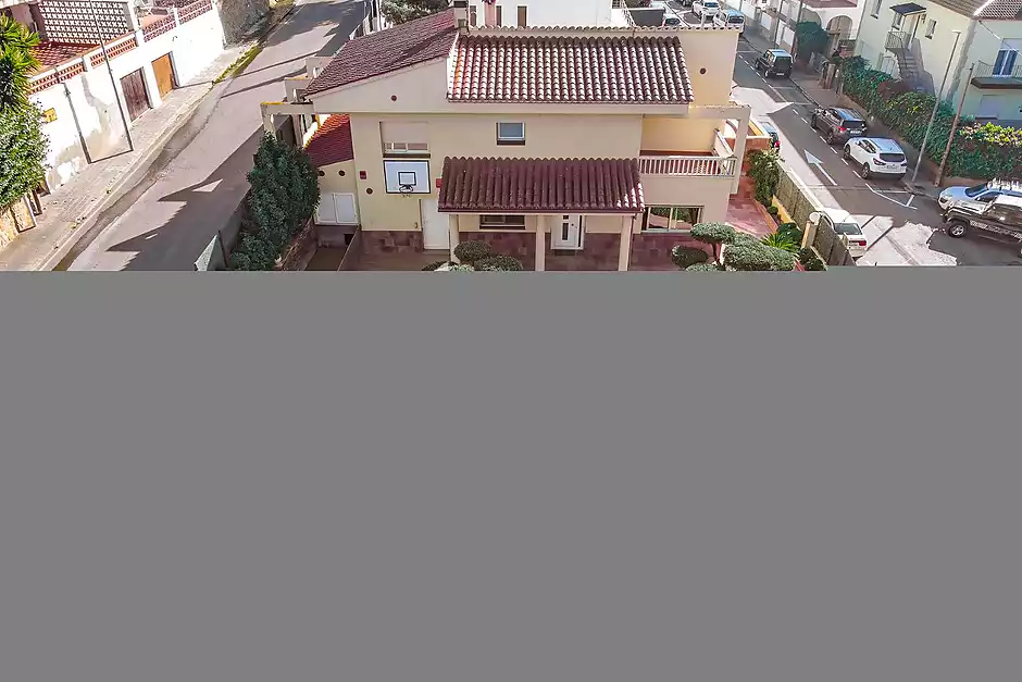 Fantástica casa moderna con piscina, cocina exterior y a pocos pasos de la playa. - foto 1 de 55