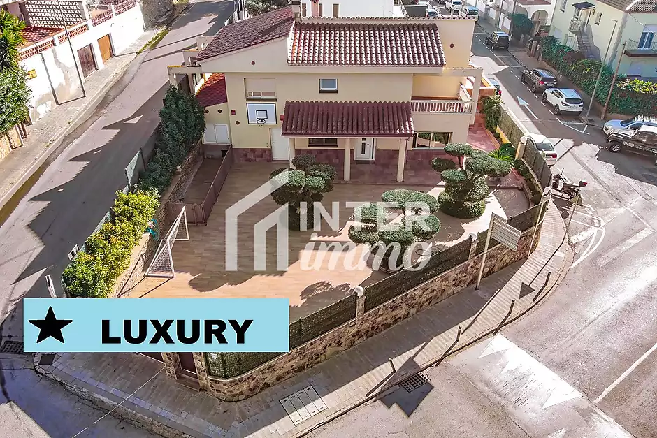 Fantástica casa moderna con piscina, cocina exterior y a pocos pasos de la playa. - foto 2 de 55