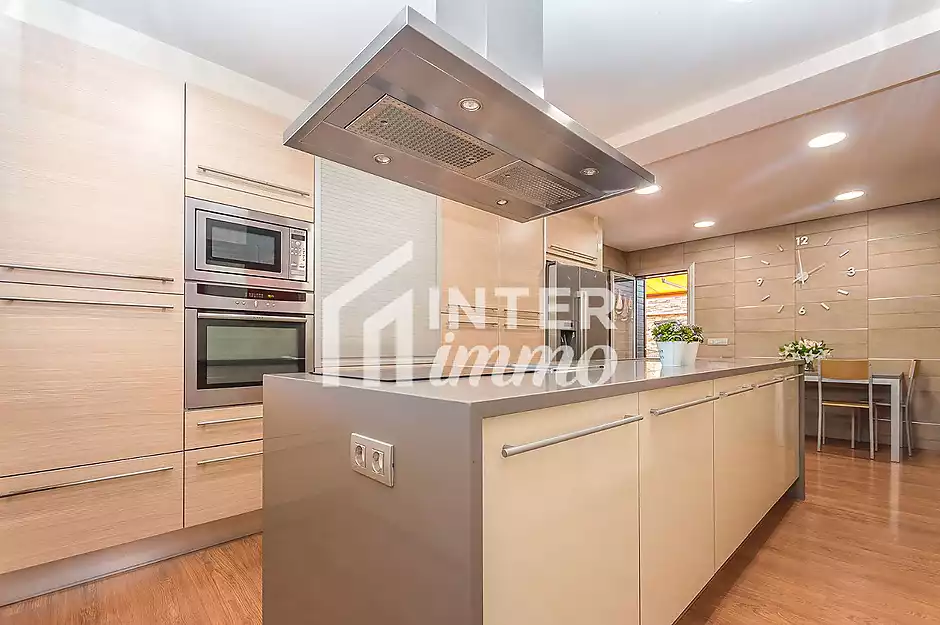 Fantástica casa moderna con piscina, cocina exterior y a pocos pasos de la playa. - foto 23 de 55