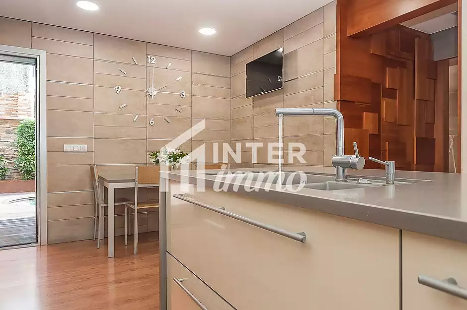 Fantástica casa moderna con piscina, cocina exterior y a pocos pasos de la playa. - foto 24 de 55