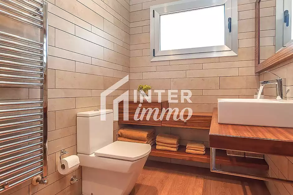 Fantástica casa moderna con piscina, cocina exterior y a pocos pasos de la playa. - foto 28 de 55