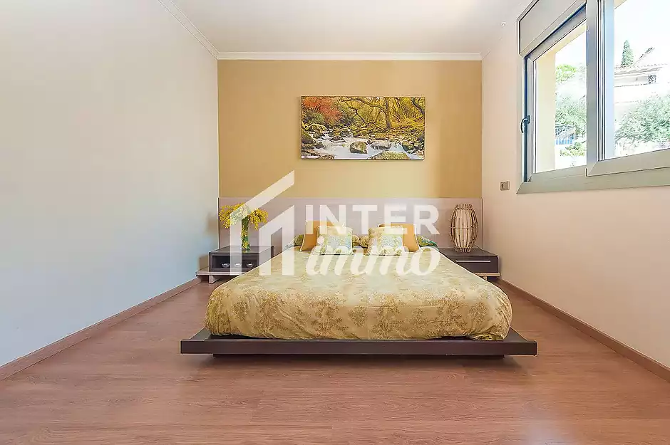 Fantástica casa moderna con piscina, cocina exterior y a pocos pasos de la playa. - foto 30 de 55