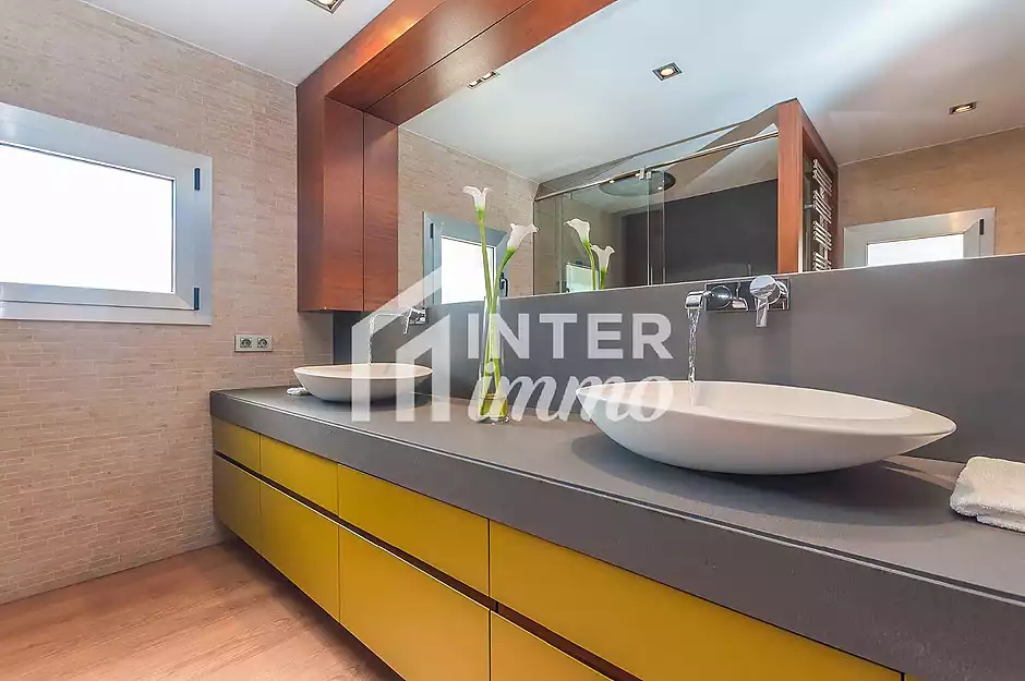 Fantástica casa moderna con piscina, cocina exterior y a pocos pasos de la playa. - foto 37 de 55