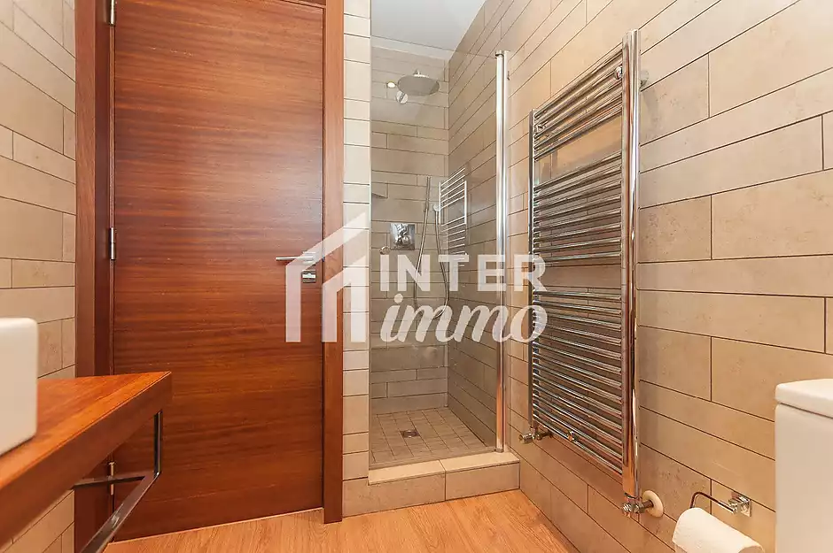 Fantástica casa moderna con piscina, cocina exterior y a pocos pasos de la playa. - foto 38 de 55