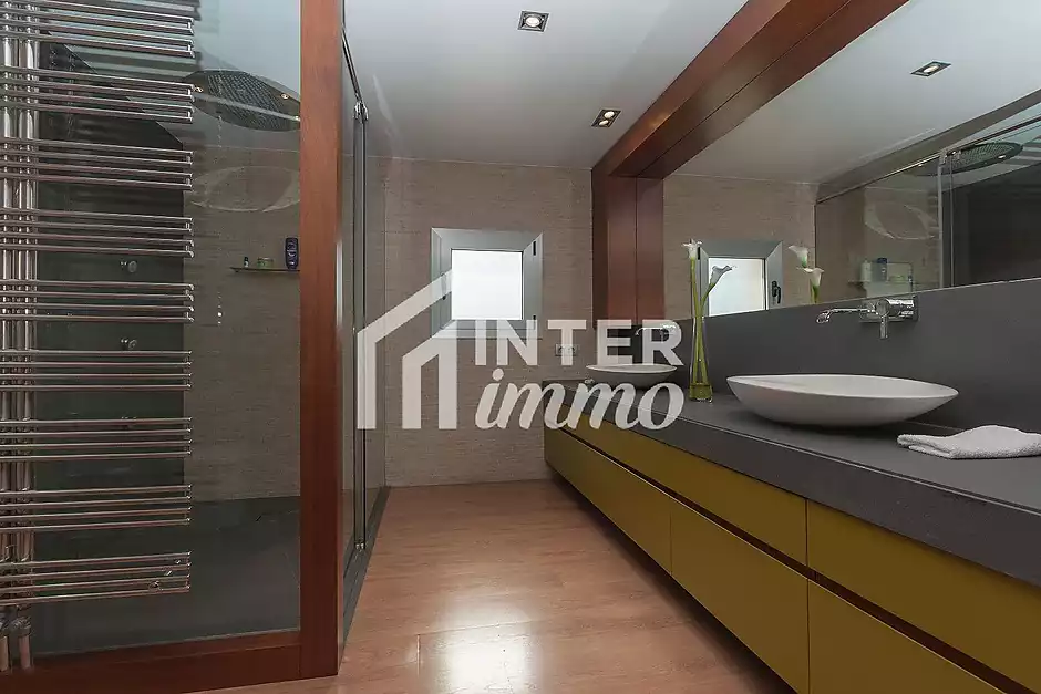 Fantástica casa moderna con piscina, cocina exterior y a pocos pasos de la playa. - foto 45 de 55