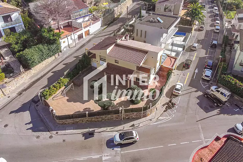 Fantástica casa moderna con piscina, cocina exterior y a pocos pasos de la playa. - foto 46 de 55