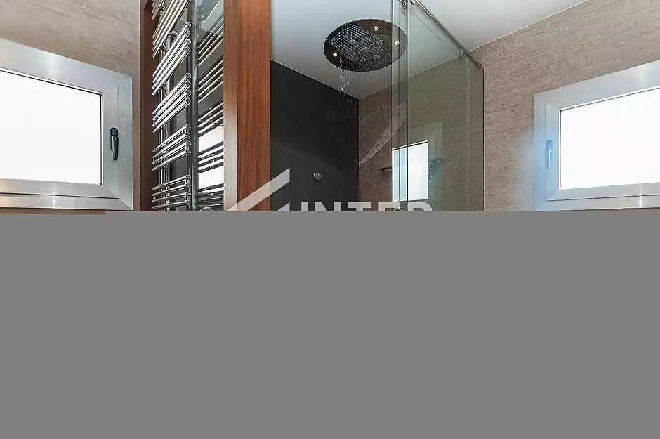 Fantástica casa moderna con piscina, cocina exterior y a pocos pasos de la playa. - foto 47 de 55