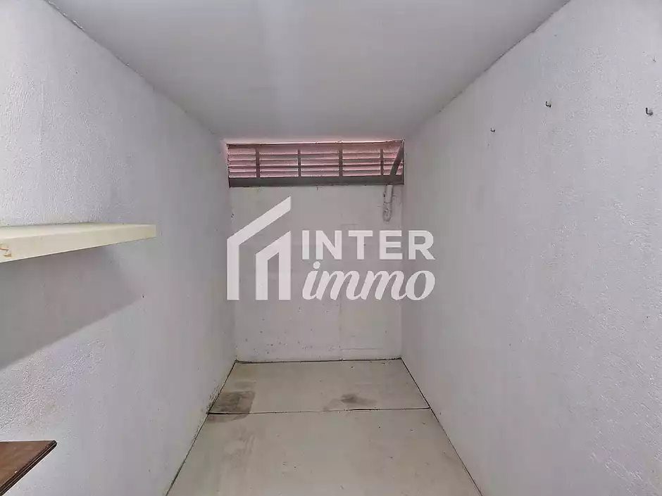 Storage room in Plaza Frederic Rahola. - photo 4 of 18