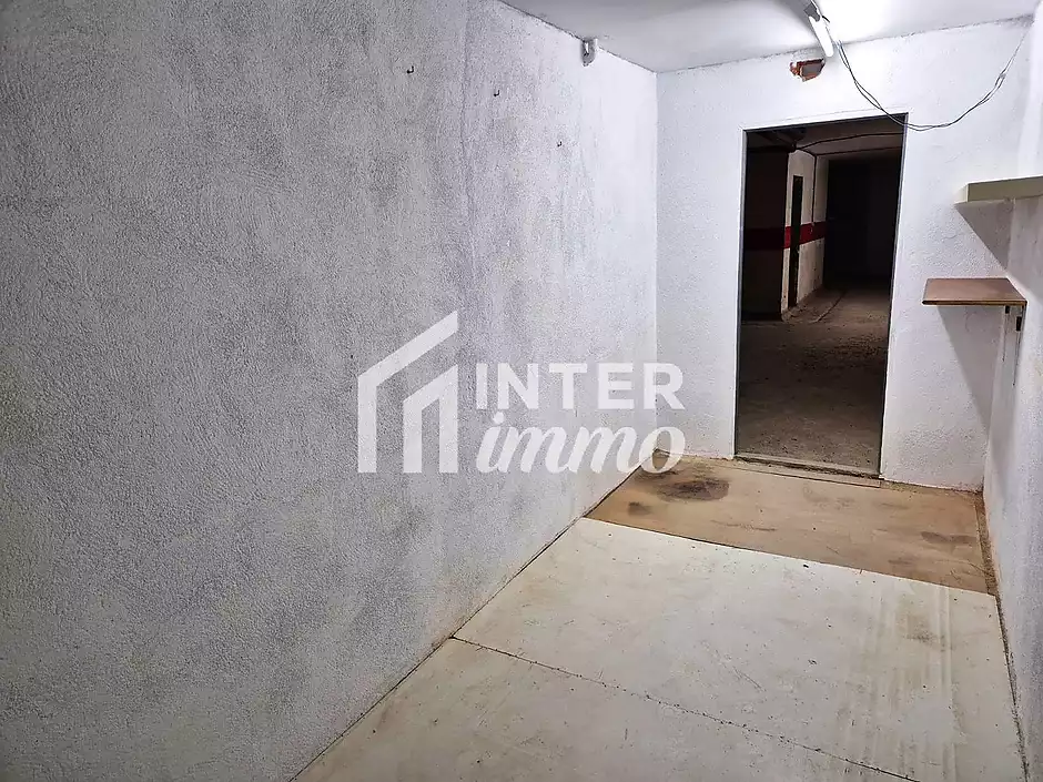 Storage room in Plaza Frederic Rahola. - photo 6 of 18