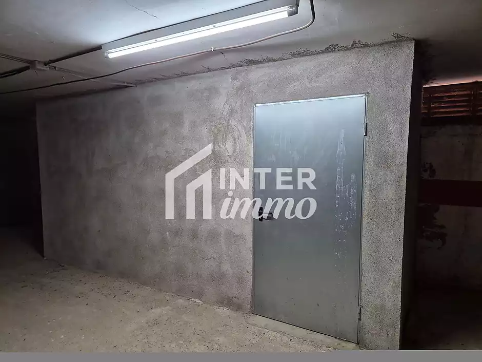 Storage room in Plaza Frederic Rahola. - photo 9 of 18