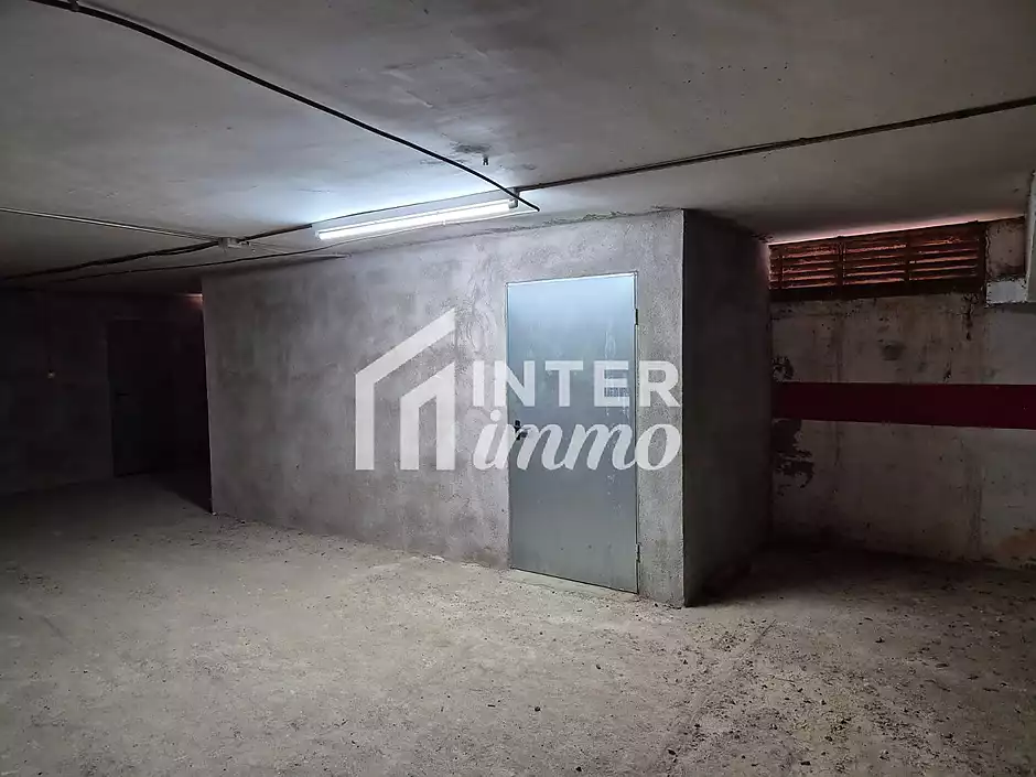 Storage room in Plaza Frederic Rahola. - photo 10 of 18