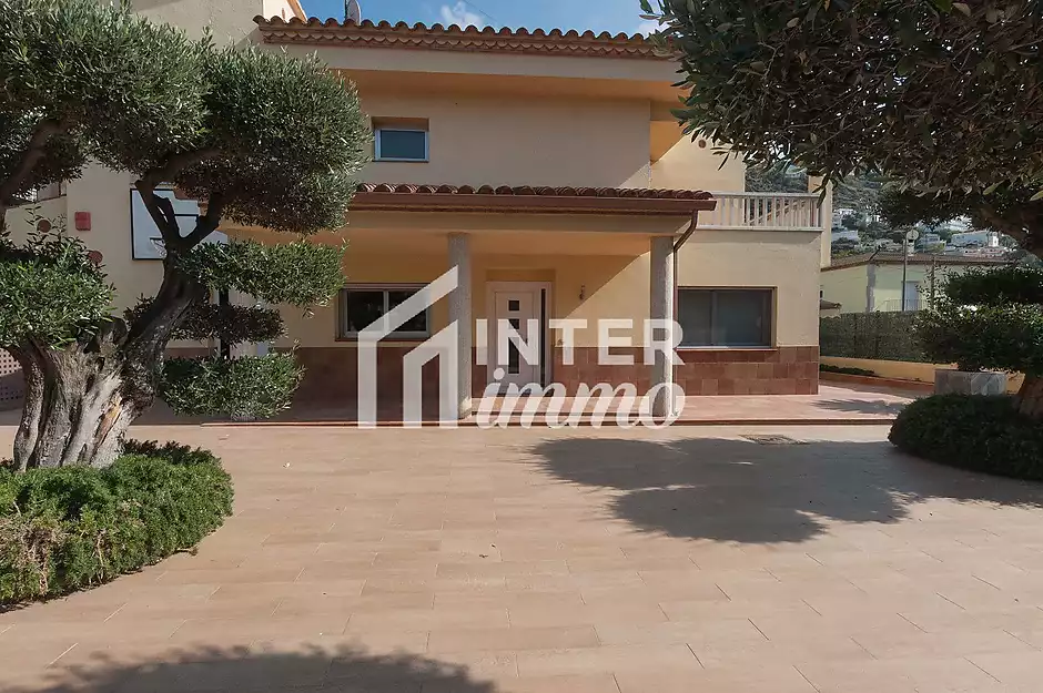 Fantástica casa moderna con piscina, cocina exterior y a pocos pasos de la playa. - foto 39 de 55
