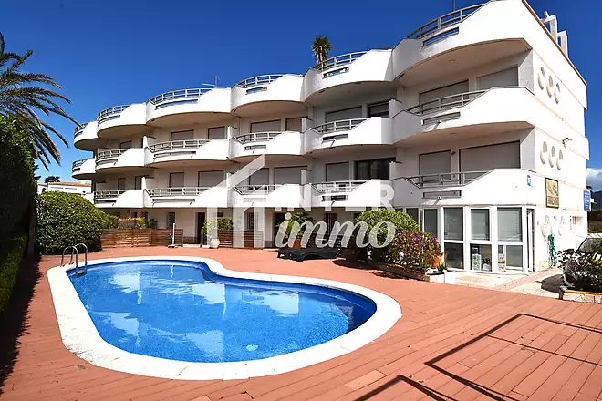 EMPURIABRAVA: Exclusiu complex de sis cases amb amarratge a primera línia de mar en venda