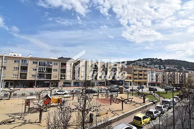 Apartament de 92 m2 i 8 m2 de terrassa, situat al centre de Roses.