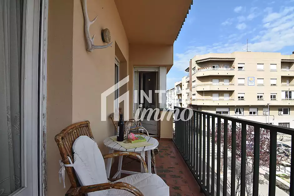 Apartament de 92 m2 i 8 m2 de terrassa, situat al centre de Roses. - foto 2 de 25
