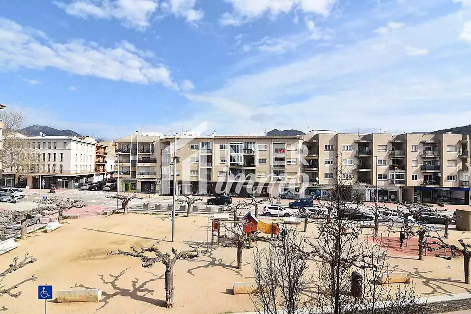 Apartament de 92 m2 i 8 m2 de terrassa, situat al centre de Roses. - foto 3 de 25