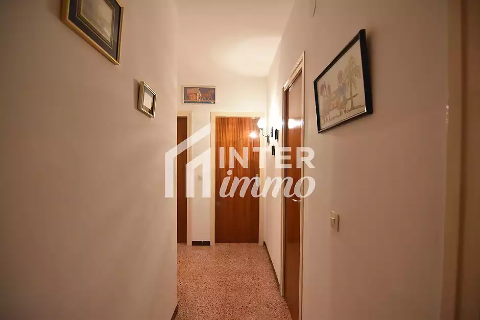 Apartament de 92 m2 i 8 m2 de terrassa, situat al centre de Roses. - foto 13 de 25