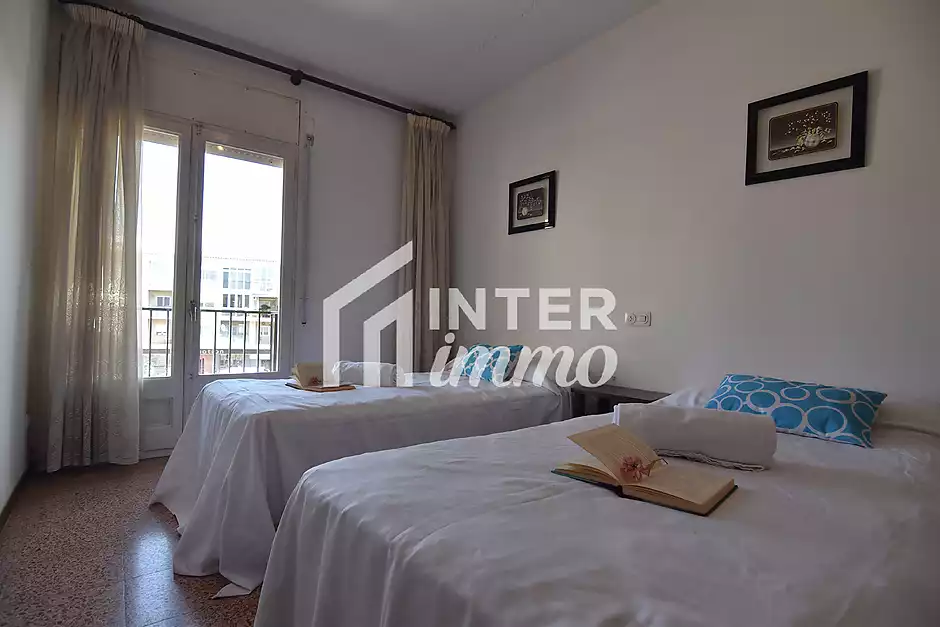 Apartament de 92 m2 i 8 m2 de terrassa, situat al centre de Roses. - foto 17 de 25