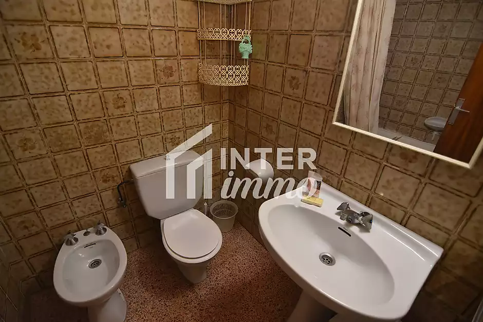 Apartament de 92 m2 i 8 m2 de terrassa, situat al centre de Roses. - foto 23 de 25