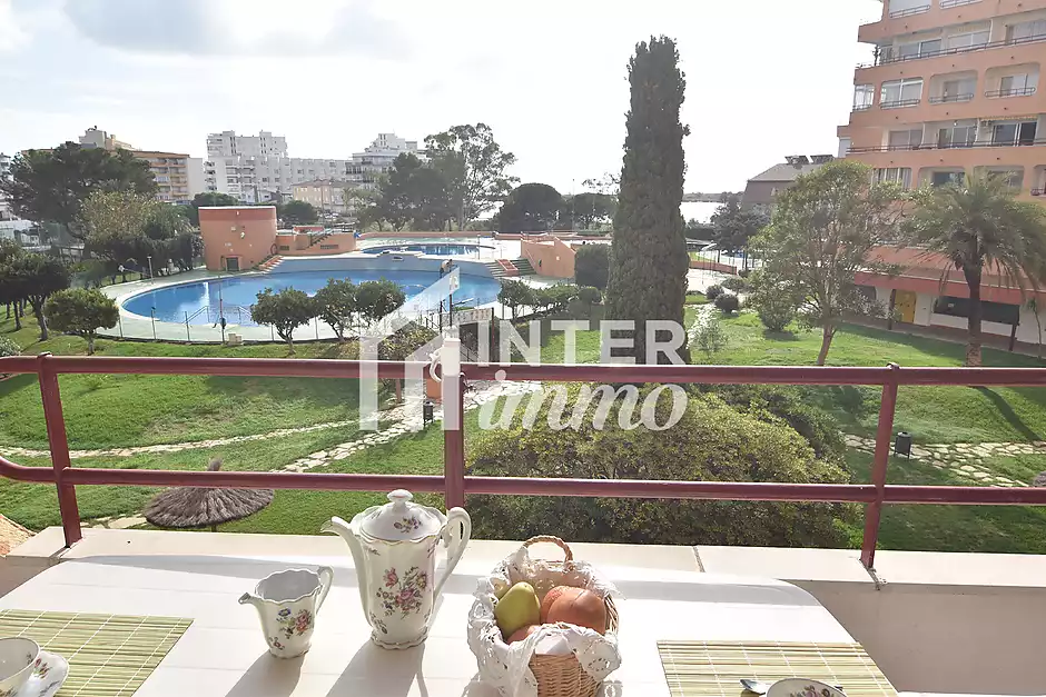 Apartament amb llicència turística a Santa Margarida, Roses, amb terrassa i piscines comunitàries. - foto 2 de 18