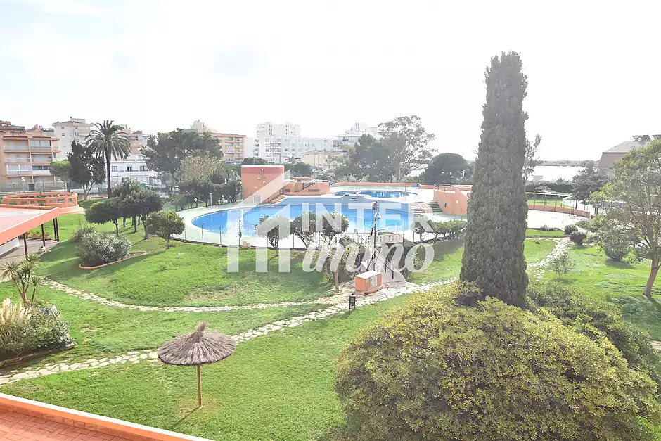 Apartament amb llicència turística a Santa Margarida, Roses, amb terrassa i piscines comunitàries. - foto 6 de 18