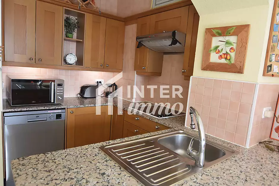 Apartament amb llicència turística a Santa Margarida, Roses, amb terrassa i piscines comunitàries. - foto 13 de 18