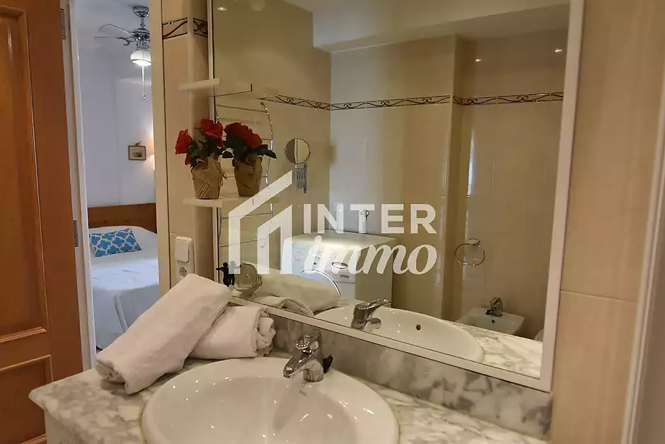 Apartament amb llicència turística a Santa Margarida, Roses, amb terrassa i piscines comunitàries. - foto 16 de 18
