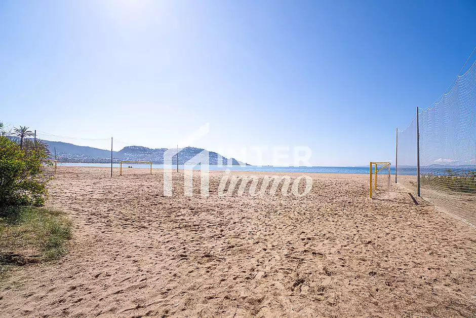 Apartament renovat a Roses, a nom&eacute;s 30 metres de la platja - foto 1 de 26