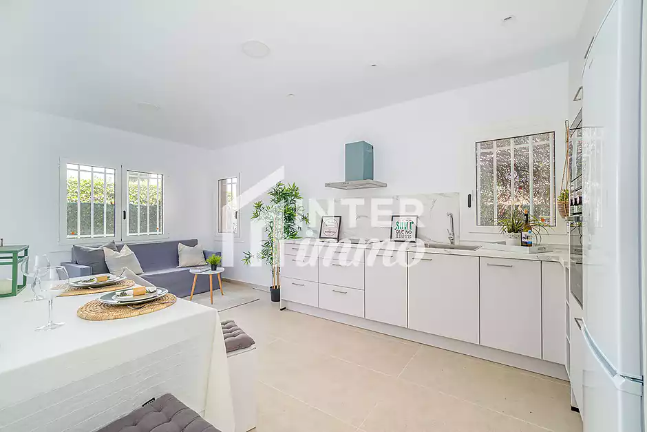 Apartament renovat a Roses, a nom&eacute;s 30 metres de la platja - foto 5 de 26