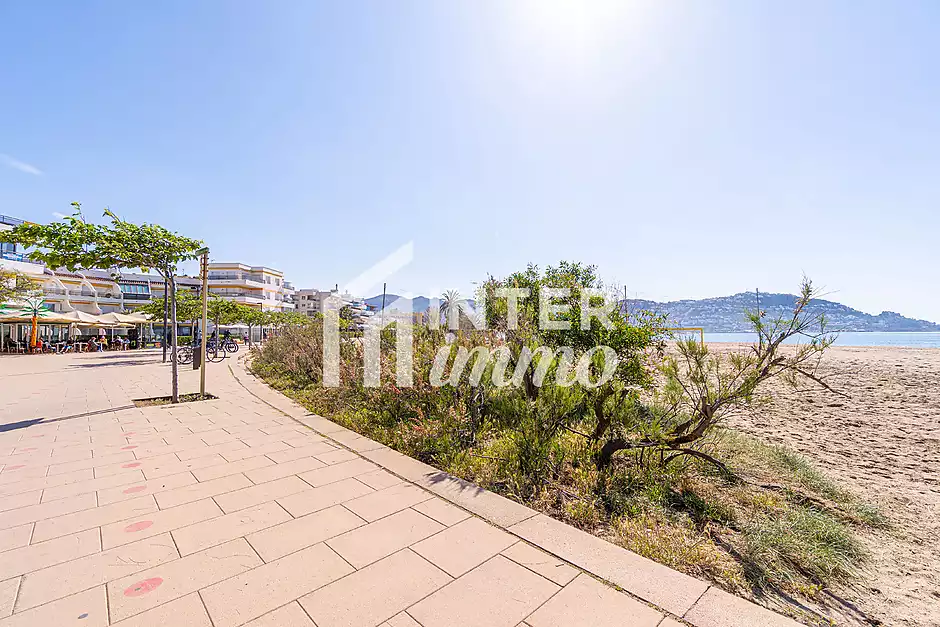 Apartament renovat a Roses, a nom&eacute;s 30 metres de la platja - foto 26 de 26