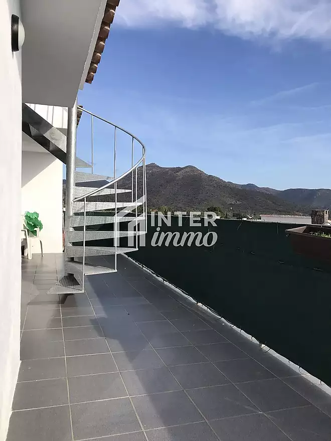 Encantadora Casa Renovada a Urbanització Tranquil·la de Roses