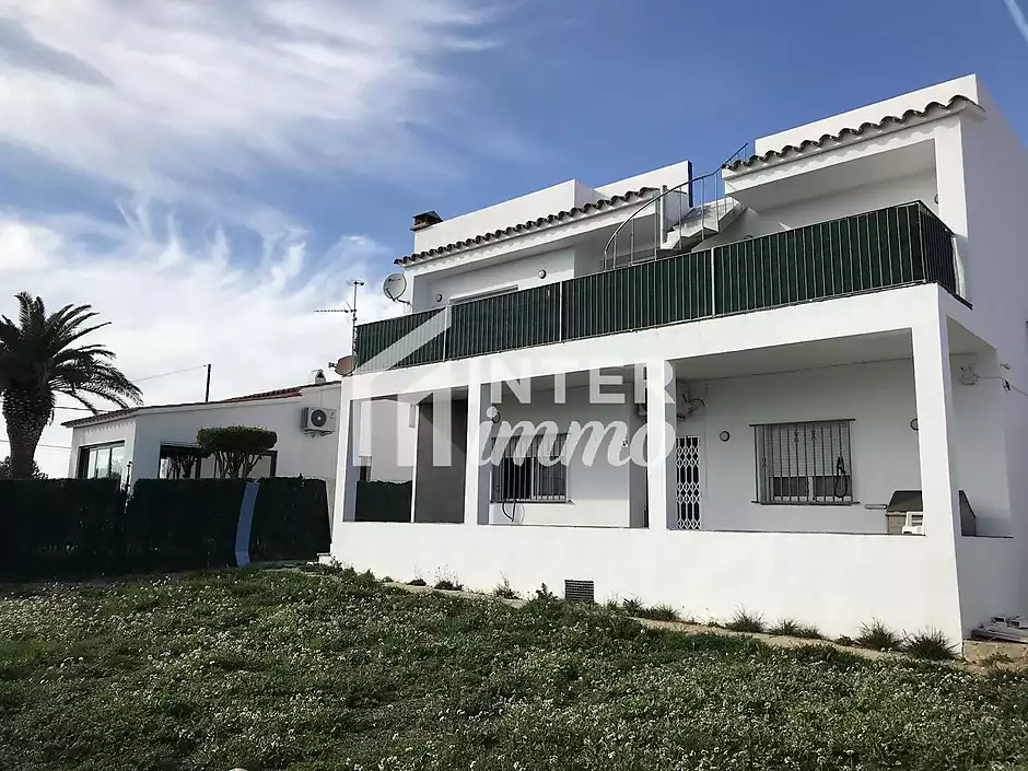 Encantadora Casa Renovada a Urbanitzaci&oacute; Tranquil&middot;la de Roses - foto 2 de 37