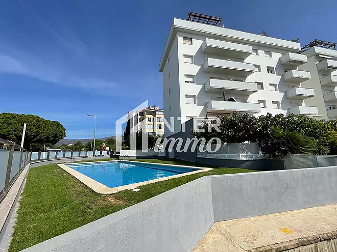 Pis de 3 habitacions amb piscina i aparcament privat a Santa Margarida, Roses