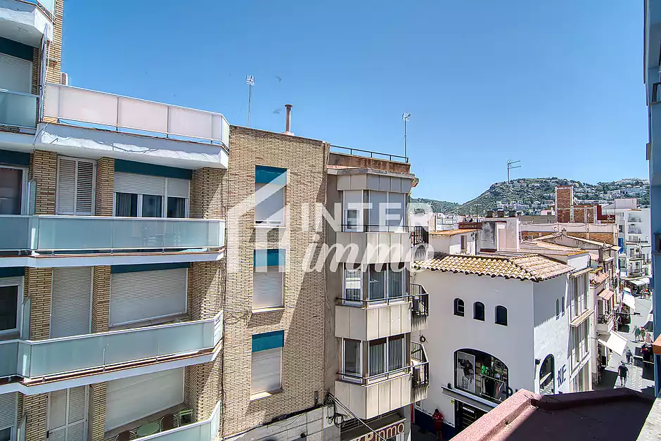 Pis amb gran terrassa i dret de vol al centre històric de Roses - foto 35 de 37