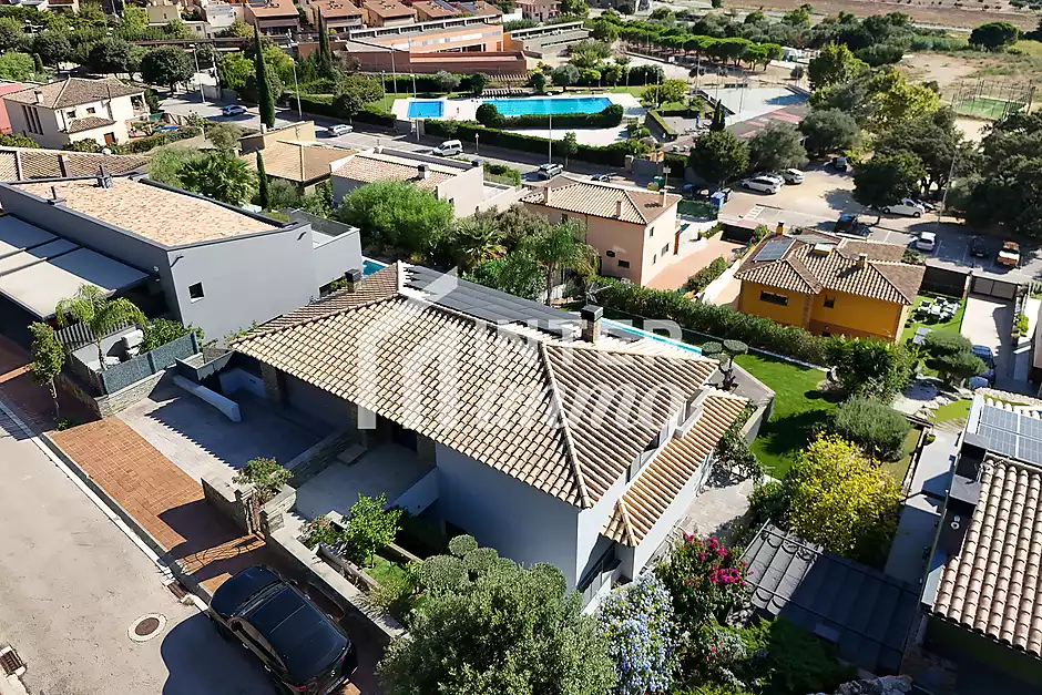 Vil&middot;la de disseny amb piscina i espectaculars vistes a la badia de Roses &ndash; Palau-Saverdera - foto 16 de 42